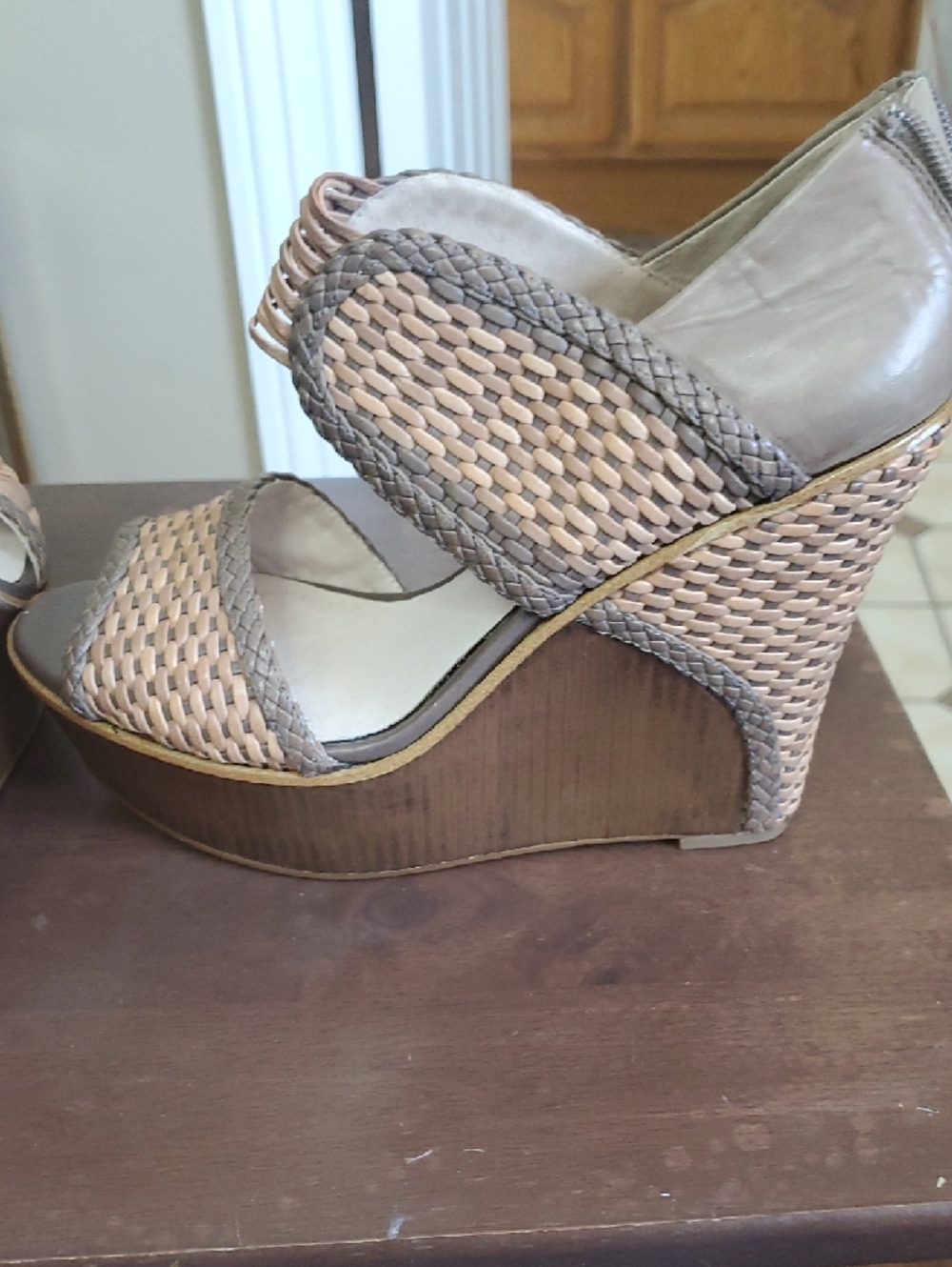 House of Harlow 1960 Woven Tan & Brown Open-Toe Heels - Picture 6 of 6